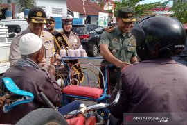 Tim gabungan bagikan takjil di jalan Meulaboh