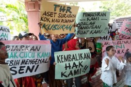 Puluhan seniman THR demo di DPRD Surabaya