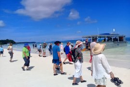 Kapal Pesiar Coral Adventurer singgahi Ngurbloat Kei