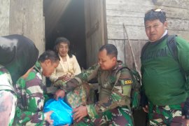 Dandim 0310/SSD Tunggangi Trail Bagikan Sembako Gratis