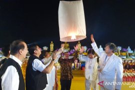 Pelepasan ribuan lampion Waisak buat perdamaian Indonesia