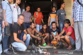 Polisi  periksa empat penjudi sabung ayam