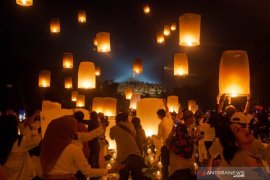 (FOTO) Rangkaian peringatan Waisak hingga pelepasan ribuan lampion di Candi Borobudur Page 5 Small