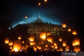 (FOTO) Rangkaian peringatan Waisak hingga pelepasan ribuan lampion di Candi Borobudur Page 6 Small