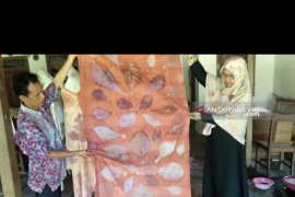 Seniman Tulungagung produksi batik dari daun