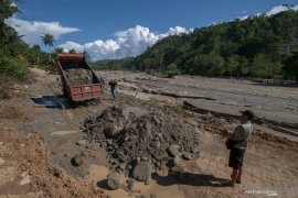 Korban banjir Sigi masih bertahan di pengungsian tetap jalani puasa