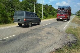 Aspal terkelupas hiasi jalur mudik jalan lintas tengah Sumatera