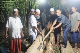 Warga Buluan gotong royong buat meriam karbit