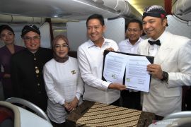 Penandatanganan kerjasama di atas pesawat