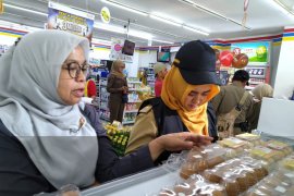Buah-buahan busuk ditemukan di sebuah minimarket di Purwakarta