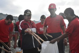 Bupati Karangasem dan ratusan masyarakat bersihkan sampah di dermaga Tanah Ampo