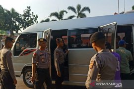 Polisi Karawang merazia massa yang akan ke Jakarta