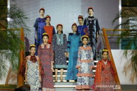 Intip tren Lebaran tahun ini, padu padan batik unik