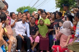 Capres 01 bercengkrama dengan warga Kampung Deret saat umumkan kemenangan