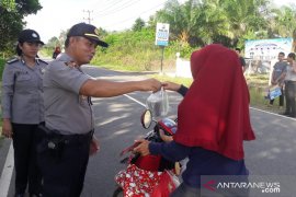 Polsek Riau Silip bagikan takjil bagi pengguna kendaraan
