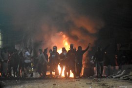 Pasukan gabungan masih bertahan di Bawaslu, massa gunakan  ketapel