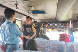 Pendekatan persuasif, Polres Lumajang gagalkan puluhan warga ikut aksi "people power" di Jakarta