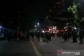 Polisi bubarkan demonstran di Jalan Wahid Hasyim