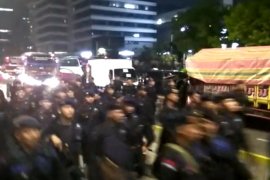 Pasukan Brimob didatangkan halau massa aksi di Bawaslu