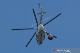 HELIKOPTER TUMPAHKAN AIR DIKERUMUNAN MASSA Page 1 Small