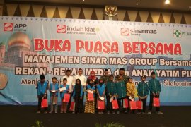 Sinar Mas Grup berbagi kebahagiaan dengan 100 anak yatim dan media