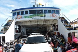 Pemudik membeludak di Pelabuhan Jangkar