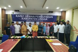 Disnaker Lingga serahkan SK Dewan Pengupahan 2019-2022
