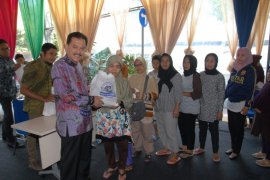 Perum Jamkrindo bagikan ribuan paket sembako untuk masyarakat