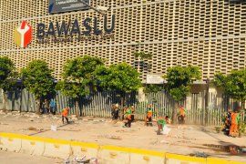 Massa bubar, pasukan oranye bersihkan depan Gedung Bawaslu RI