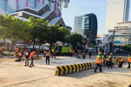 Pasukan oranye membersihkan depan Gedung Bawaslu RI