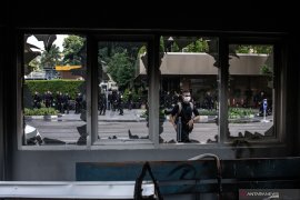 Brimob disperses rioting mob outside Bawaslu building