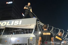 Aparat Brimob ganti pagar kawat berduri di depan Bawaslu