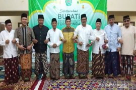 Bupati Pamekasan promosikan sarung batik untuk Lebaran