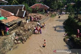 BANJIR BANDANG TERJANG LEBAK Page 1 Small