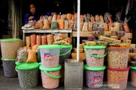 Penjualan kue kering meningkat jelang Lebaran Page 1 Small