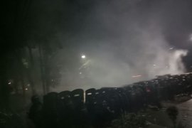 Massa serang aparat pakai petasan  sambil nyanyikan "Indonesia Raya"