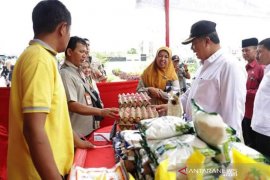 Pemkot Solok serahkan 1562 paket sembako gratis