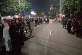 Massa pendukung Prabowo-Sandi  berkumpul di belakang Gedung MK