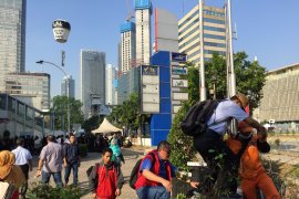Pekerja perkantoran Thamrin Jakarta nekat lewati pagar tembok Sarinah