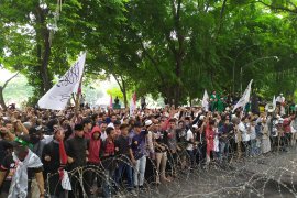 Masa aksi di DPRD Sumut nyatakan tak gentar