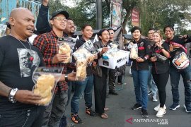 Artis film dan sinetron "Preman Pensiun" gelar aksi sosial jual keripik kecimpring