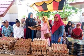 Ketua TP PKK Sijunjungserahkan bantuan paket ramadhanke keluarga kurang mampu