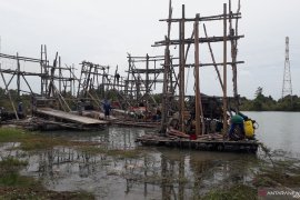 Penambang "kucing-kucingan" dengan aparat keamanan rambah kawasan Marbuk