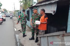 Koramil 1007-03/Banjarmasin Barat bagikan takjil ke masyarakat