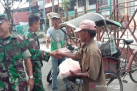 Koramil Banjarmasin Barat bagikan takjil jelang berbuka puasa