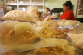 Produksi kerupuk kulit rambak naik dua kali lipat jelang Lebaran