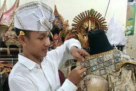 Inggi Kendran perkenalkan busana bermotif tradisi Hindu untuk dunia