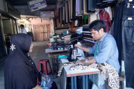 Jelang Lebaran penjahit di pasar Raya Padang keluhkan sepi pesanan