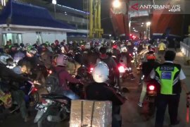 Tarif diskon dan naik 10 persen di pelabuhan Merak-Bakauheni