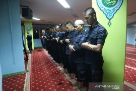 Personel Brimob tak tinggalkan shalat tarawih saat tugas pengamanan